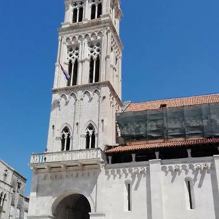 Santa Lucia Τρογκίρ